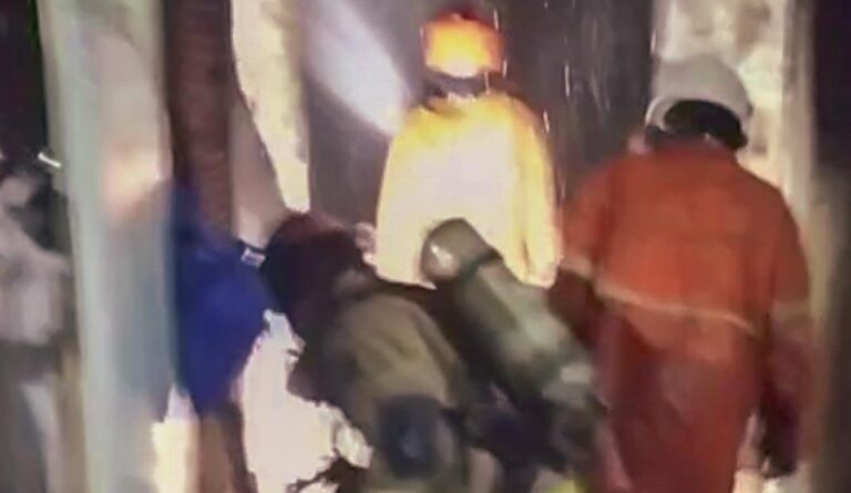 Api Berkobar di Rumah Lantai Dua Ampel Surabaya, Empat Orang Terjebak Berhasil Ditolong Petugas Api Berkobar di Rumah Lantai Dua Ampel Surabaya, Empat Orang Terjebak Berhasil Ditolong Petugas