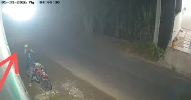 Terekam CCTV, Pria Berhelm Bobol Rumah di Bareng Jombang, Kabur Bawa Barang Rp3,8 Juta
