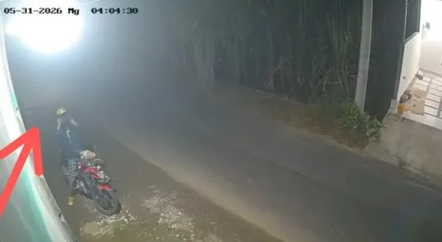 Terekam CCTV, Pria Berhelm Bobol Rumah di Bareng Jombang, Kabur Bawa Barang Rp3,8 Juta