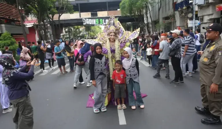 Surabaya Fashion Festival 2026 Dihadiri Ribuan Warga, Jalan Tunjungan Jadi Catwalk Raksasa Surabaya Fashion Festival 2026 Dihadiri Ribuan Warga, Jalan Tunjungan Jadi Catwalk Raksasa
