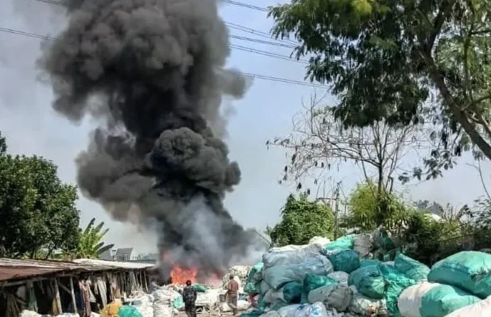 Gudang Rongsokan di Mojoagung Jombang Ludes Terbakar, Api Diduga dari Pembakaran Sampah