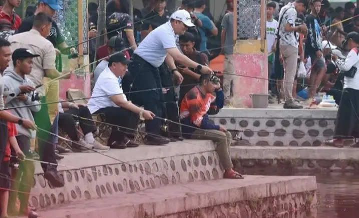 Satu Ton Lele Ditebar di Kolam Tirta Wisata, Ribuan Warga Jombang Rebutan Bahagia