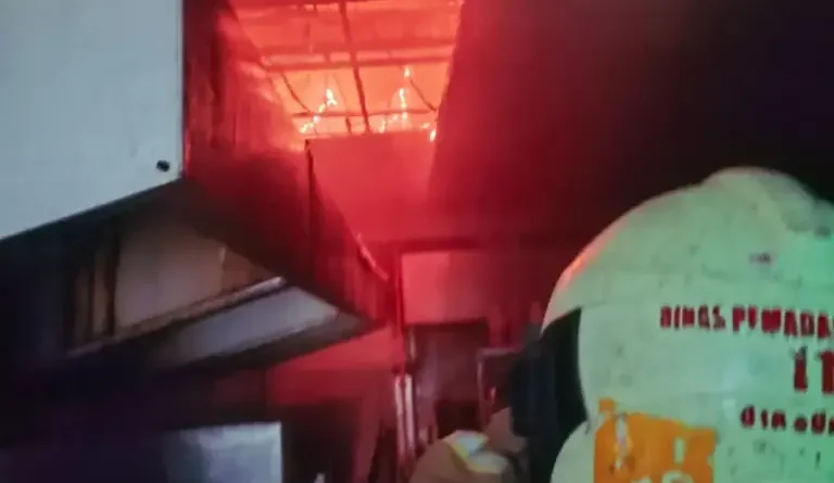 Restoran Jepang di Wiyung Surabaya Terbakar, Api Hanguskan Dapur dan Sebagian Atap