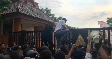 Mahasiswa Mojokerto Demo di Depan DPRD, Soroti MBG hingga Nasib Guru Honorer