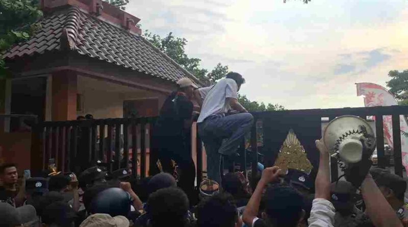 Mahasiswa Mojokerto Demo di Depan DPRD, Soroti MBG hingga Nasib Guru Honorer