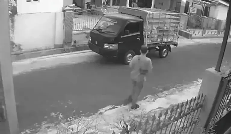 Rekaman CCTV Ungkap Pencuri Tas Pengantar Ayam di Magetan, HP dan Uang Raib