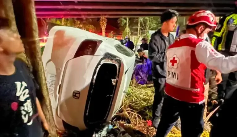 Honda Brio Jatuh dari Flyover Gubeng Surabaya Usai Hantam Pembatas, Dua Penumpang