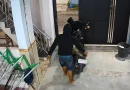Dua Pria Berkostum Hitam Gasak Motor di Kos Davina Jombang, Aksi Terekam CCTV