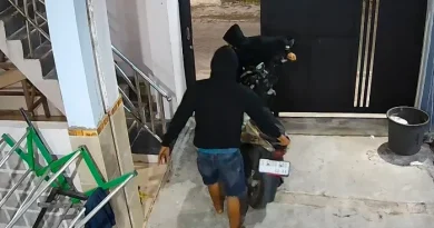 Dua Pria Berkostum Hitam Gasak Motor di Kos Davina Jombang, Aksi Terekam CCTV