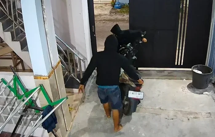 Dua Pria Berkostum Hitam Gasak Motor di Kos Davina Jombang, Aksi Terekam CCTV