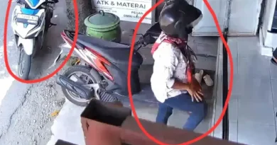 Pasangan Pria Wanita Pura-pura Beli Bolpoin Curi Motor Pelajar di Mojokerto