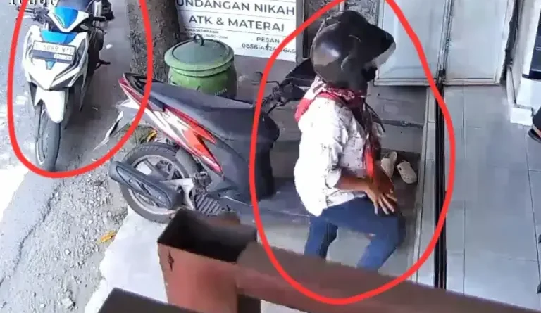 Pasangan Pria Wanita Pura-pura Beli Bolpoin Curi Motor Pelajar di Mojokerto