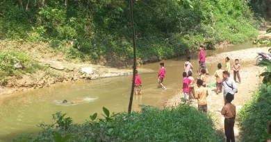 Pelajar Sebrangi Jalur Sungai Sampang, Murid Terpaksa Libur Saat Air Deras