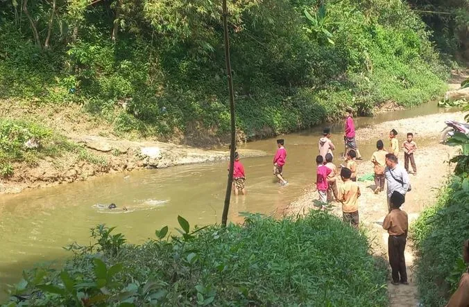 Pelajar Sebrangi Jalur Sungai Sampang, Murid Terpaksa Libur Saat Air Deras