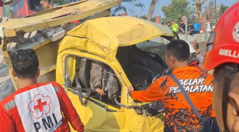 Truk Pengangkut Bata Ringan Terperosok ke Lahan Sawah di By Pass Mojokerto, Pengemudi Tersangkut di Kabin