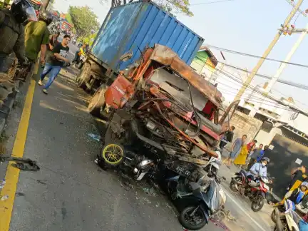 Diduga Rem Blong, Truk Kontainer di Pandaan Pasuruan Tabrak Pengendara, Tiga Tewas