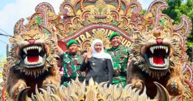Khofifah dan Pangdam V/Brawijaya Lepas Ribuan Peserta Karnaval Budaya di Bangkalan Khofifah dan Pangdam V/Brawijaya Lepas Ribuan Peserta Karnaval Budaya di Bangkalan