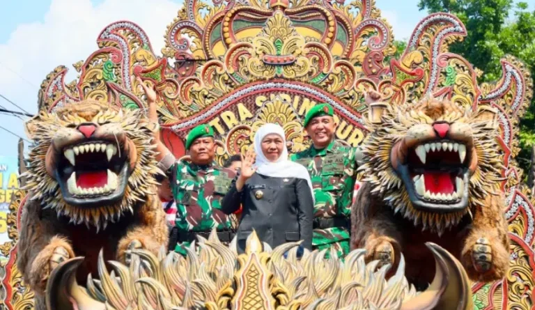 Khofifah dan Pangdam V/Brawijaya Lepas Ribuan Peserta Karnaval Budaya di Bangkalan