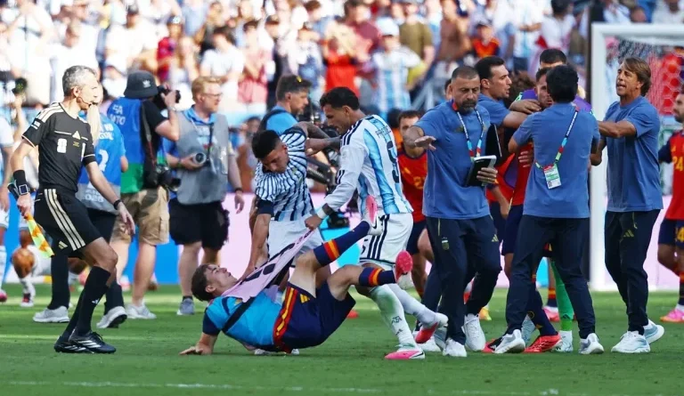 Insiden Panas Warnai Final Piala Dunia, Paredes Diusir Usai Cekik Pemain Spanyol